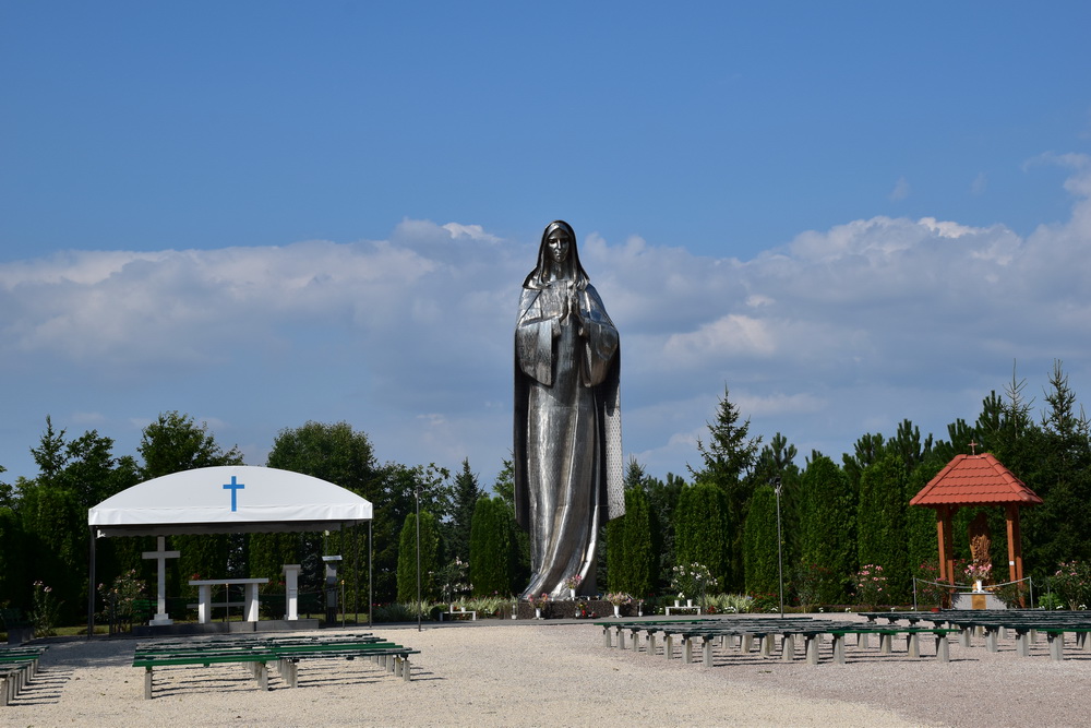 Máriakert - Szűz Mária szobor